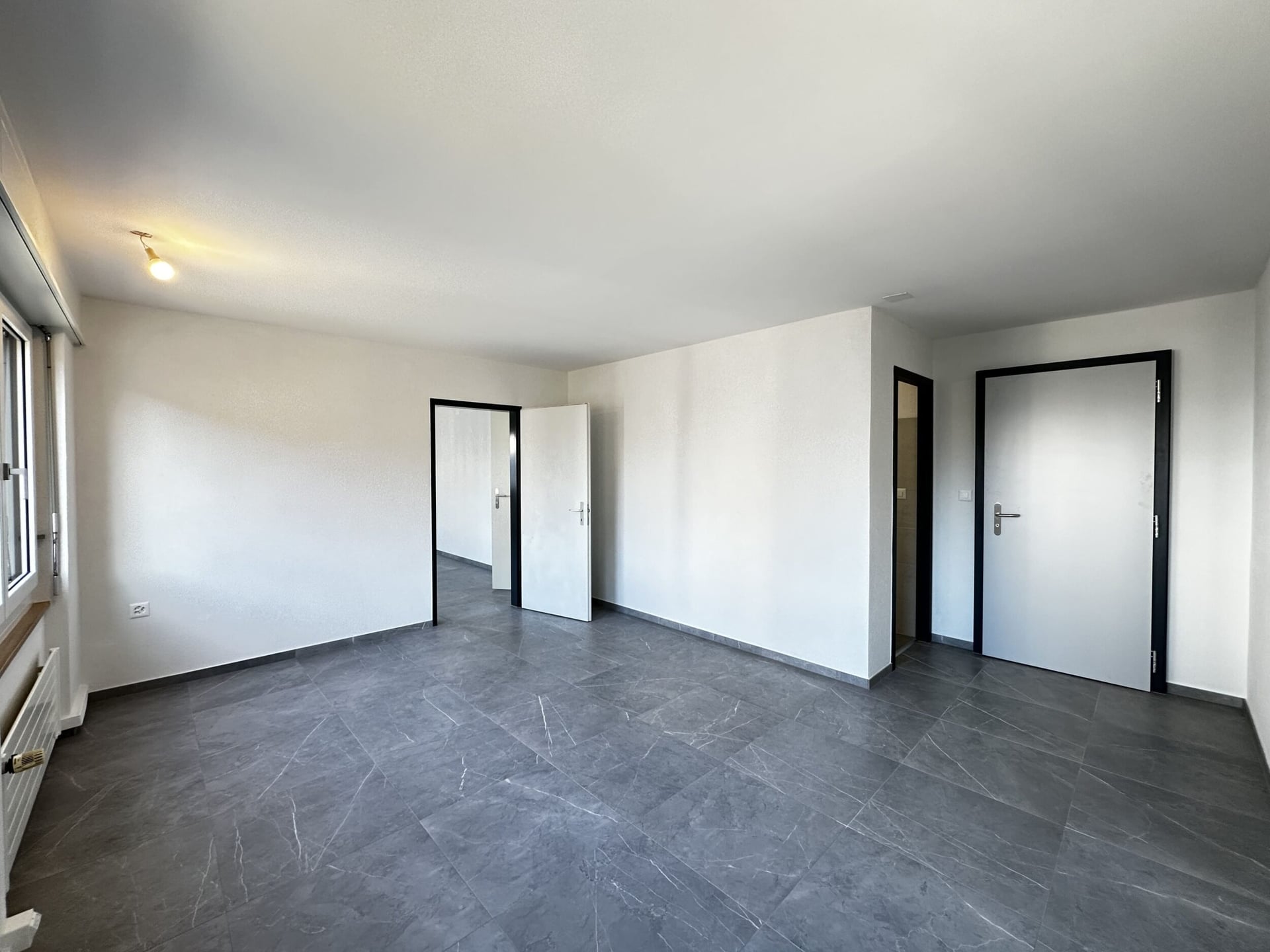 À louer local commercial au c?ur de la ville de Delémont - photo 3