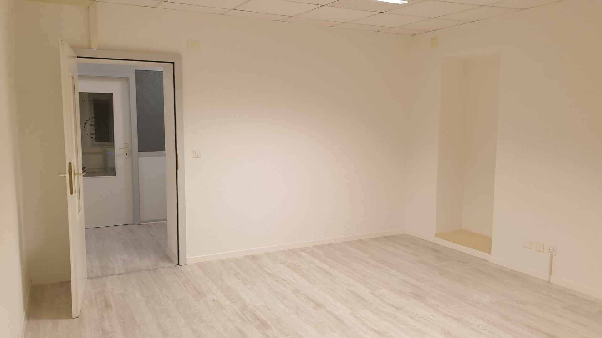 Surface commerciale n°2 de 21 m2 à louer à Reconvilier - photo 4