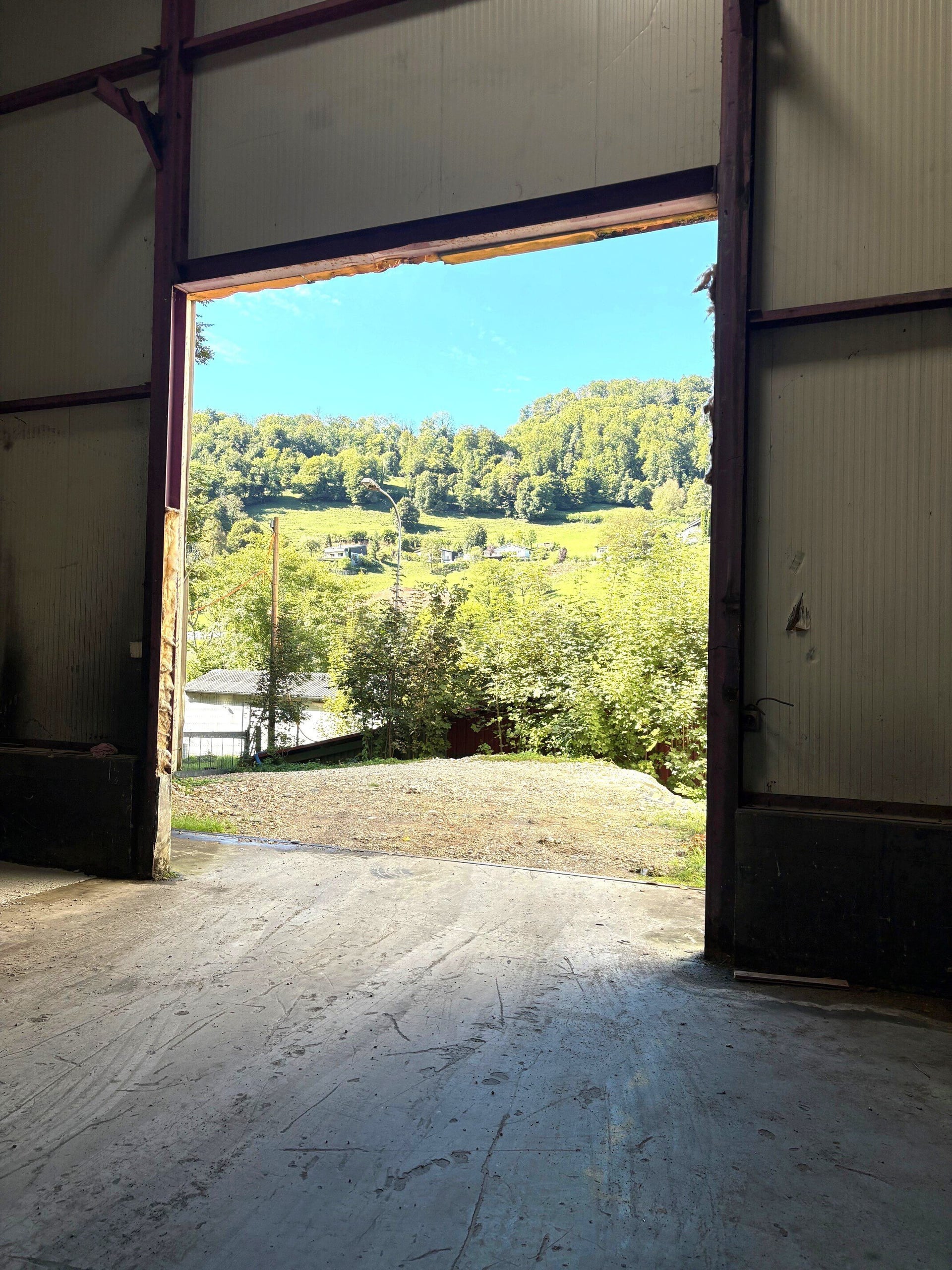 Sur le site Thecla à St-Ursanne local fermé de 287 m² à louer - photo 1