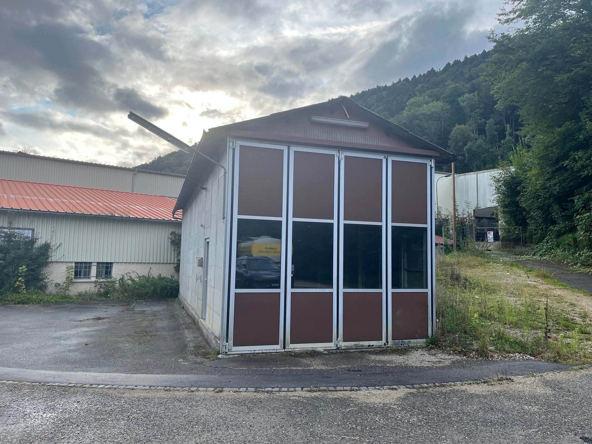 Sur le site Thecla à St-Ursanne local fermé de 200 m² à louer - photo 2