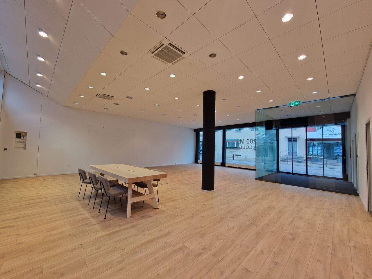 À louer au centre de Delémont superbe surface commerciale - photo 1