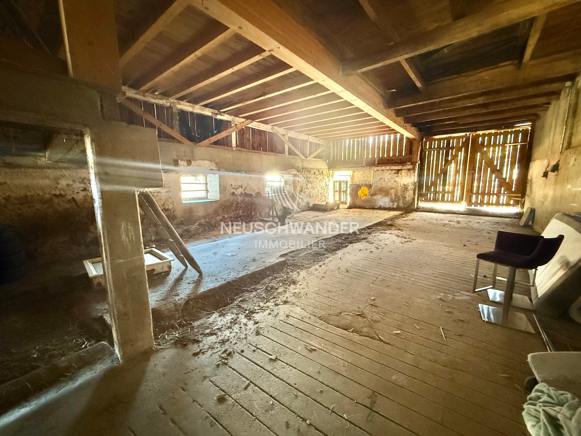 Située dans le village de Courchapoix spacieuse grange à louer - photo 3