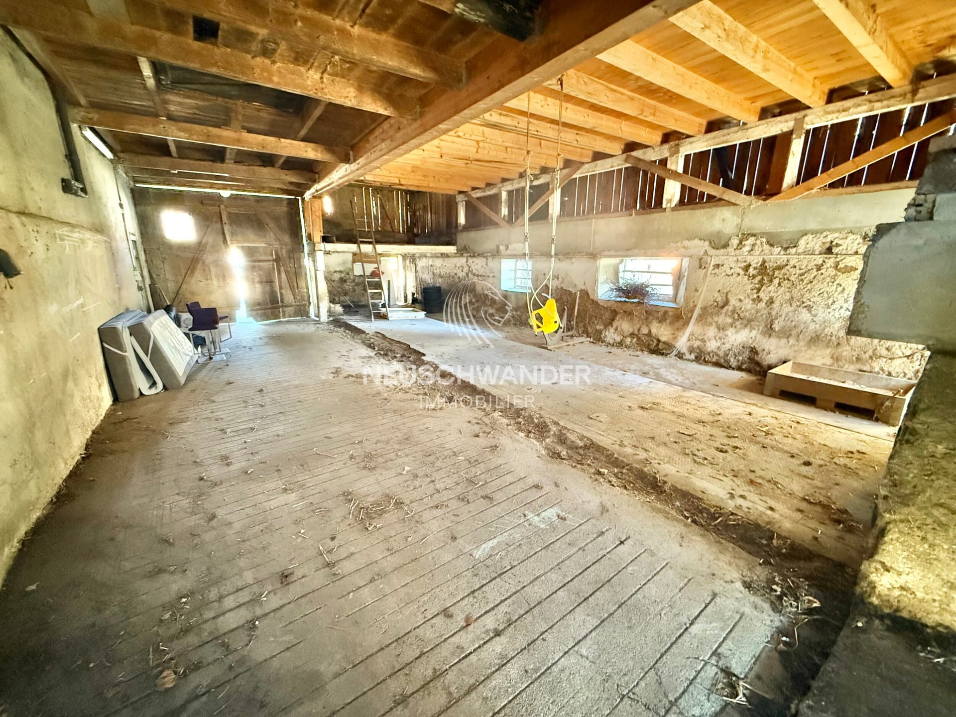 Située dans le village de Courchapoix spacieuse grange à louer - photo 4