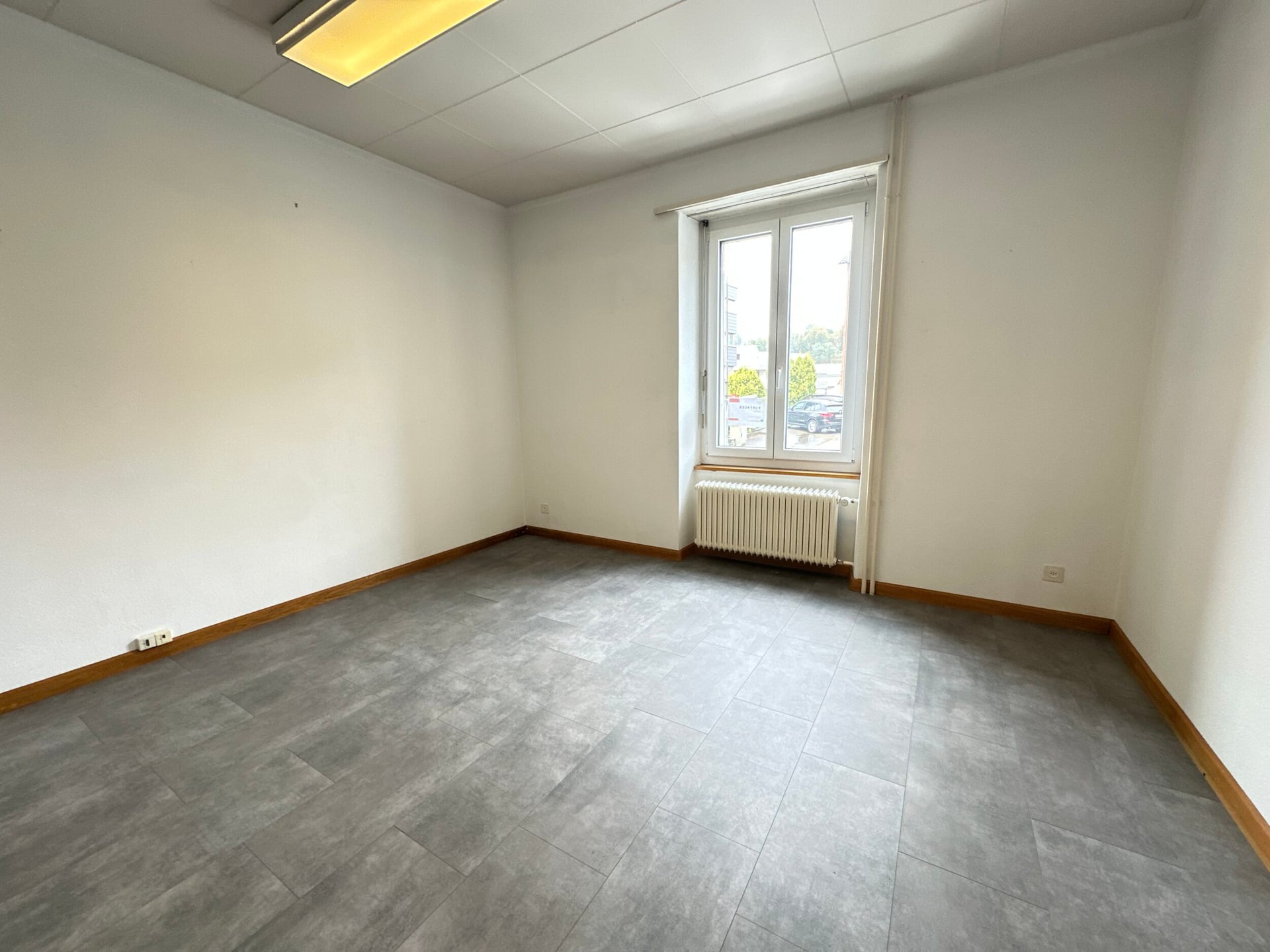 Surface commerciale de 4 pièces à louer dans la ville de Porrentruy - photo 5