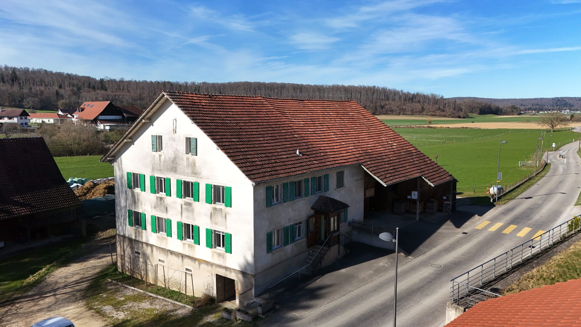 À vendre charmante ferme avec maison rénovée et terrain à Coeuve - photo 1