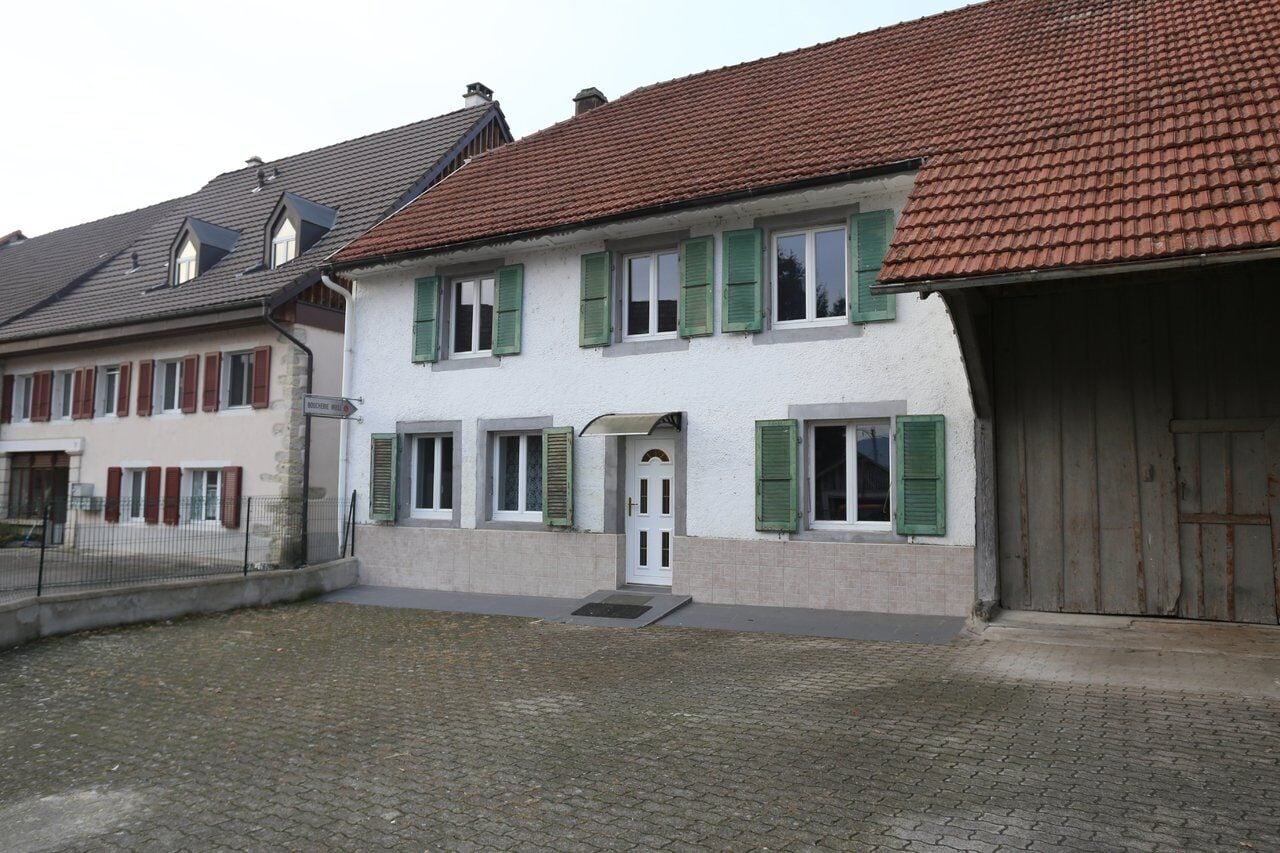 Grande bâtisse rénovée de 8 pièces à vendre à Alle - photo 1