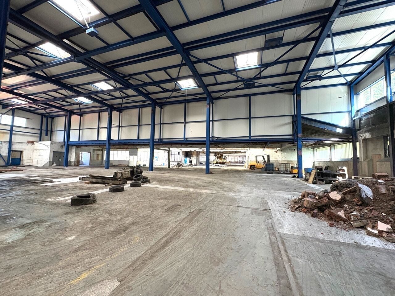 À St Ursanne, grands espaces 170 m2, 221 m2, 238 m2,374 m2, 558 m2 - photo 1