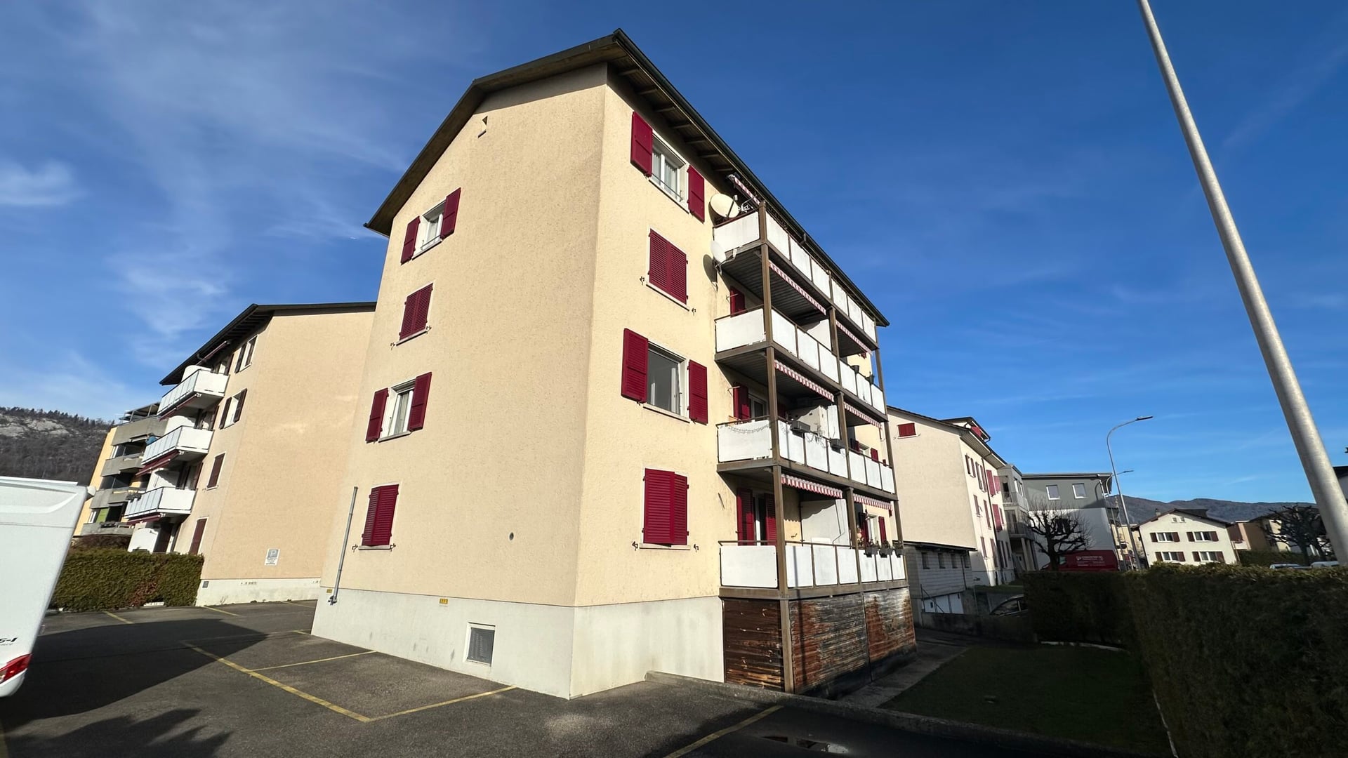 À vendre appartement de 3,5 pièces au 1er étage avec balcon à Delémont - photo 1