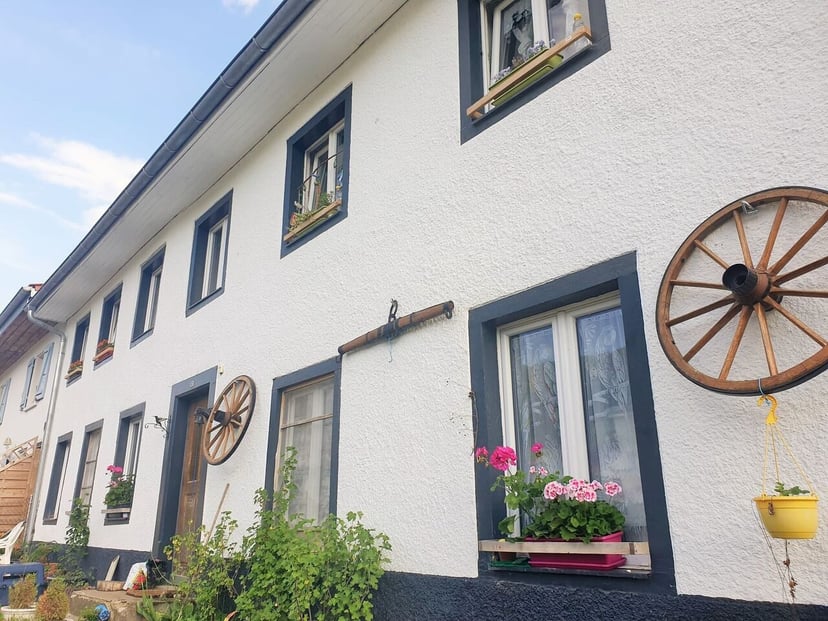 À vendre maison locative de 3 appartements et 15 box/dépôts à Movelier - photo 1