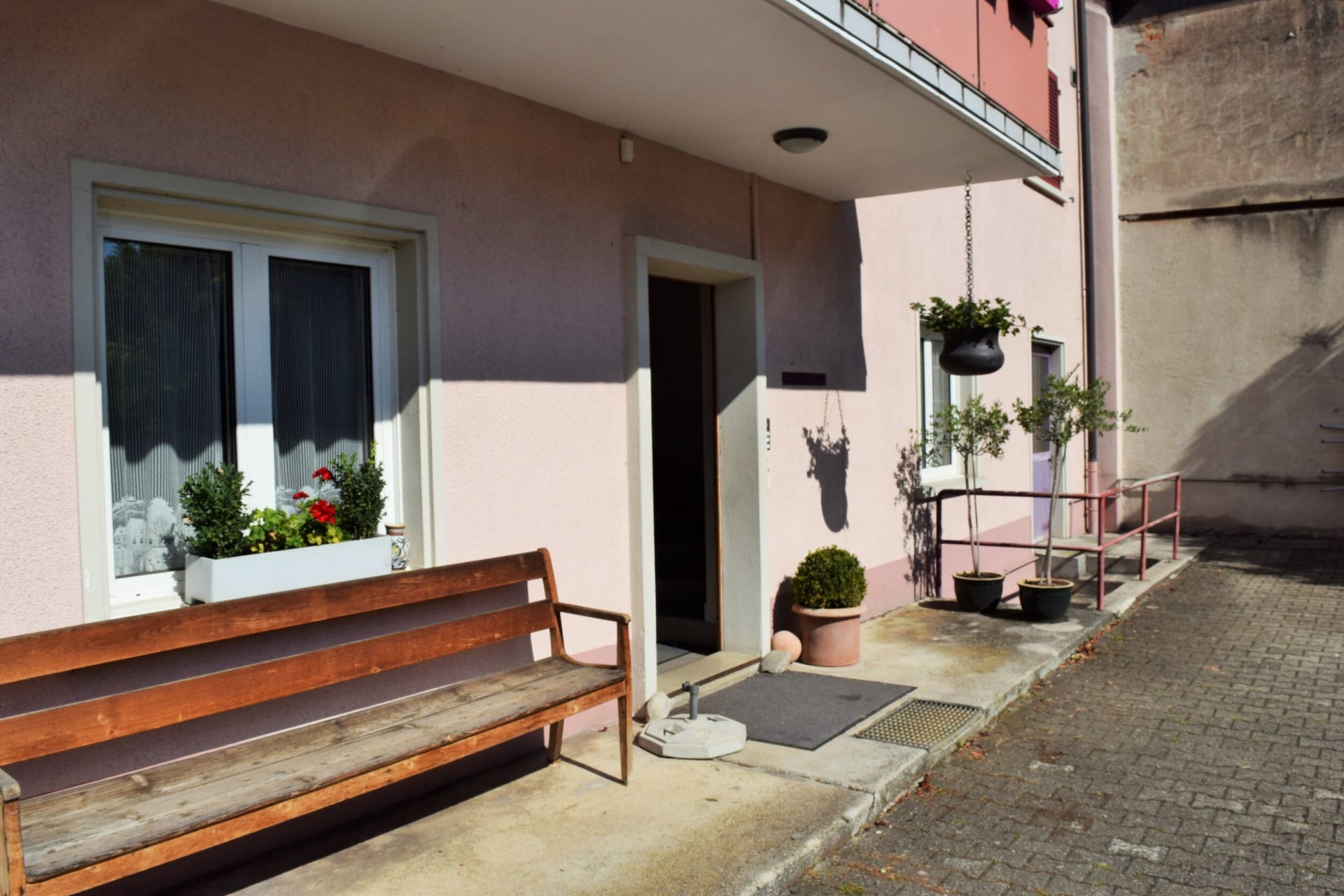 À Courrendlin immeuble de 4 appartements et 1 commerce à vendre - photo 3