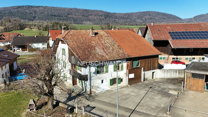 Bâtiment de 2 appartements et 1 grange à vendre à Courchapoix - photo 1