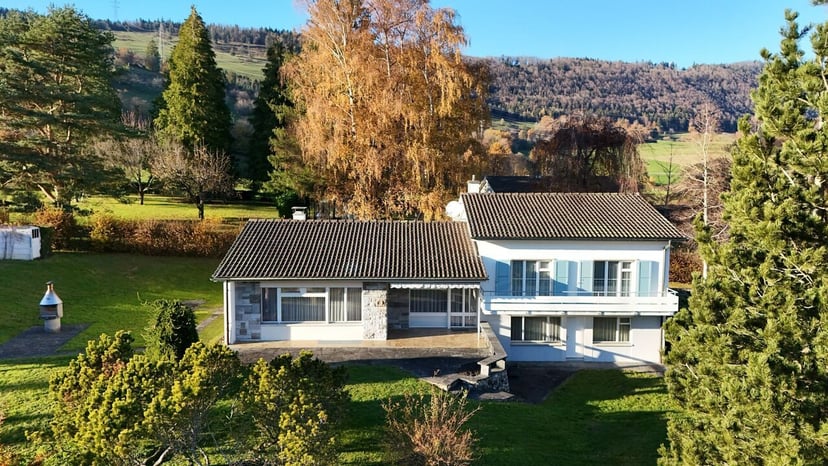 À Glovelier à vendre villa de 9.5 pièces sur une vaste parcelle - photo 1