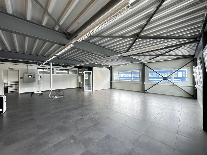 À vendre immeuble avec ateliers et bureaux à Delémont - photo 3