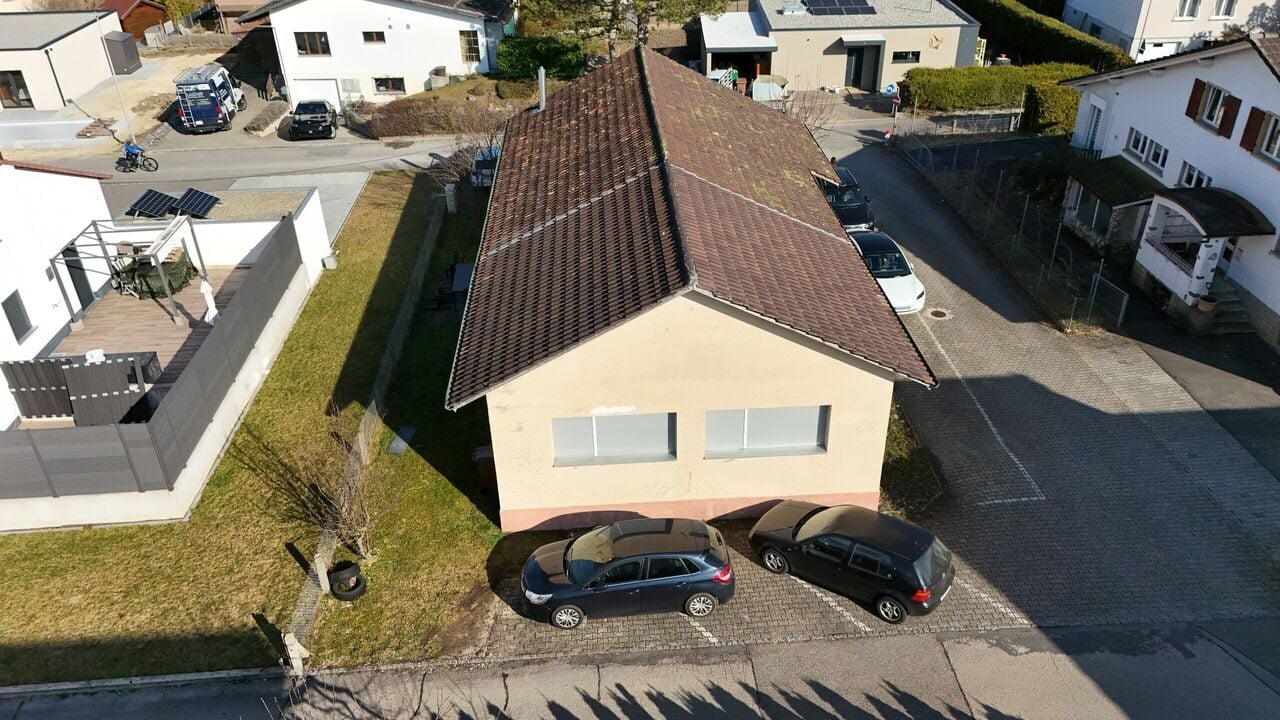 À vendre à Bassecourt spacieux atelier de polissage de 10 pièces - photo 2