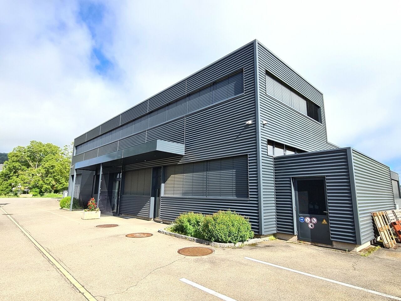 À Courrendlin bâtiment industriel spacieux et moderne à vendre - photo 1