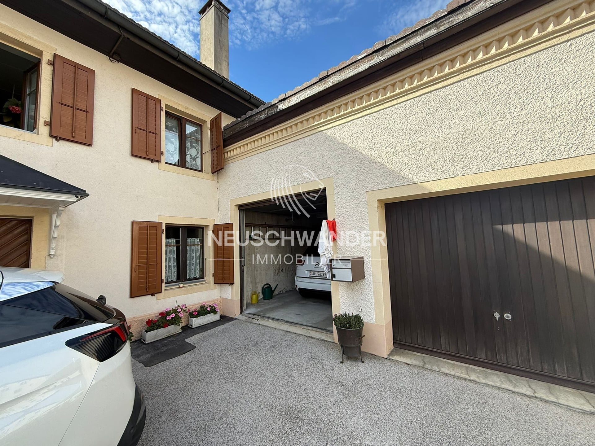 À Saignelégier immeuble avec 1 commerce et 4 logements à vendre - photo 2