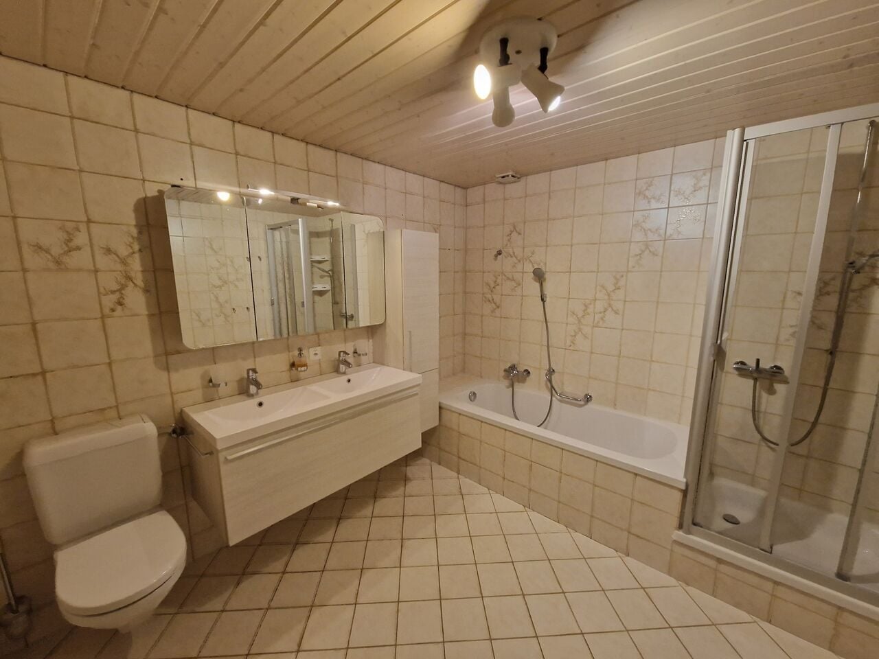 À Porrentruy immeuble de 3 appartements et 1 commerce - photo 3