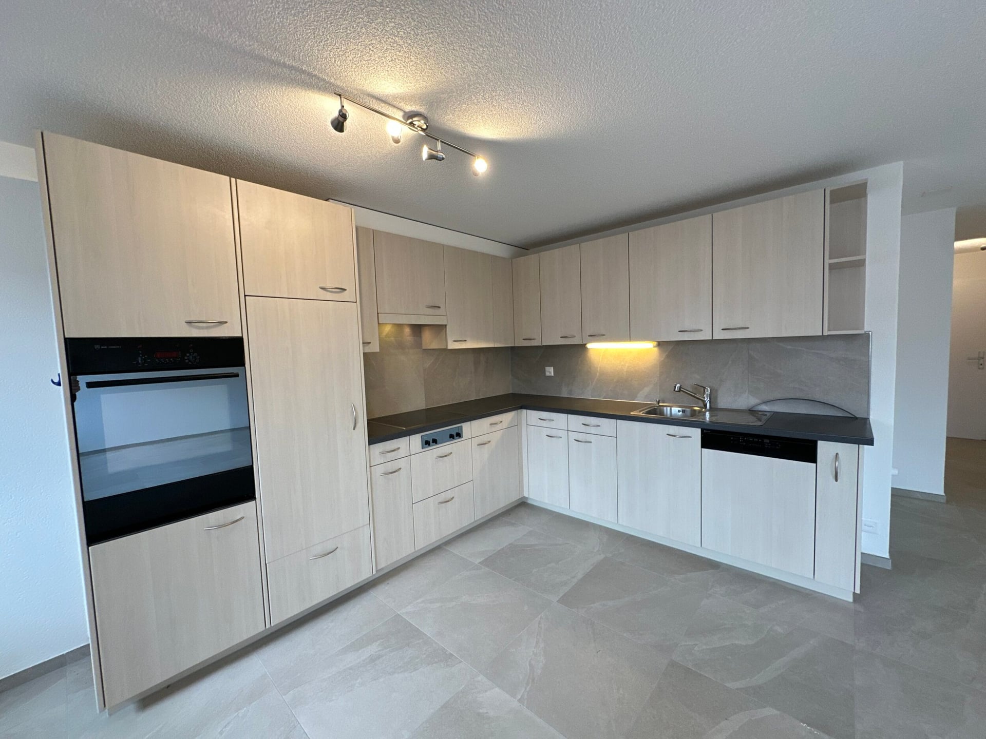 Appartement entièrement rénové de 4.5 pièces à Alle - photo 1