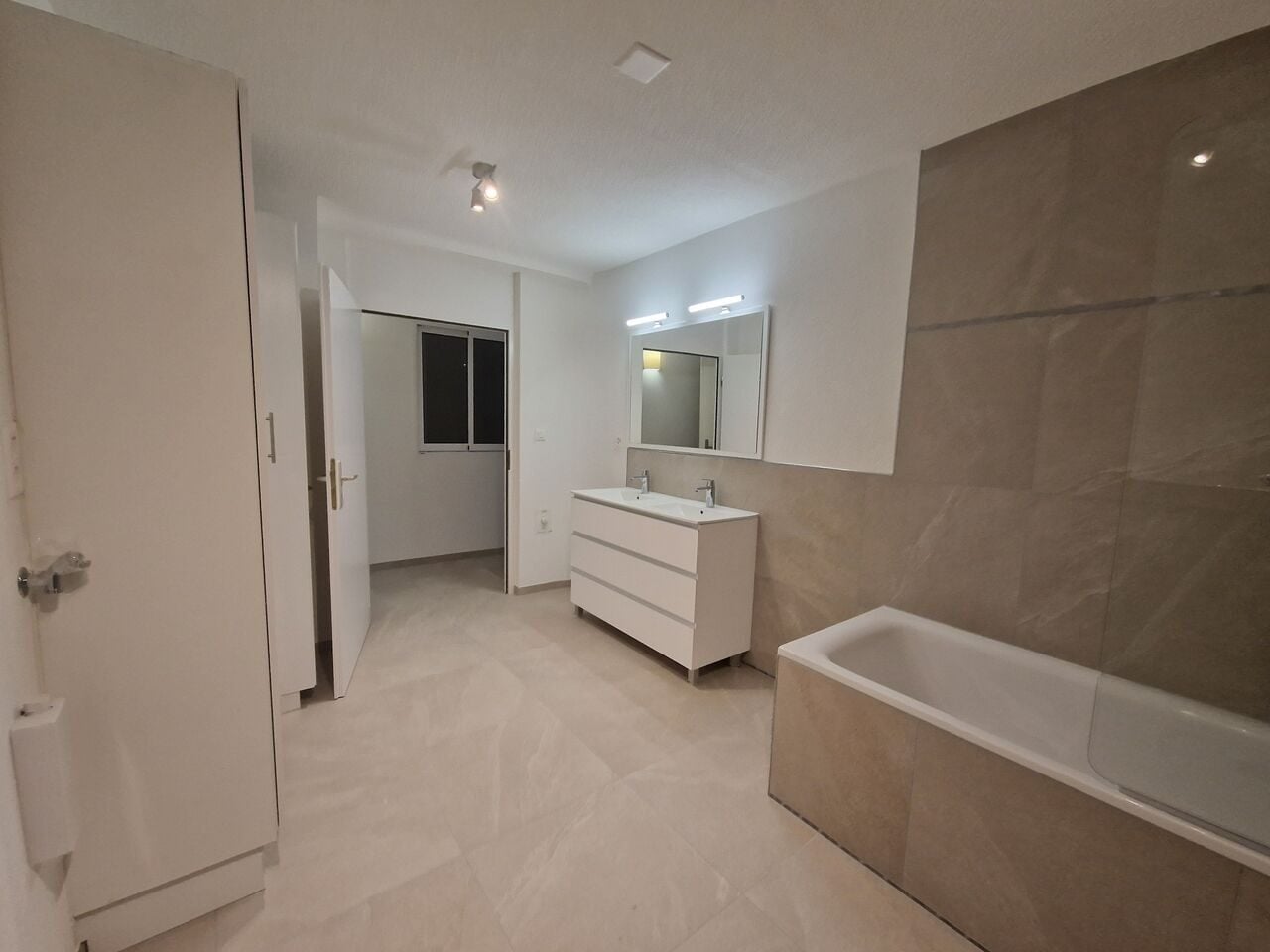 Appartement entièrement rénové de 3.5 pièces à Alle - photo 5