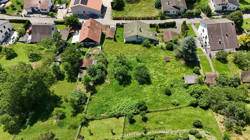 Terrain de 1'560 m2 à vendre dans le village de Fontenais - photo 1