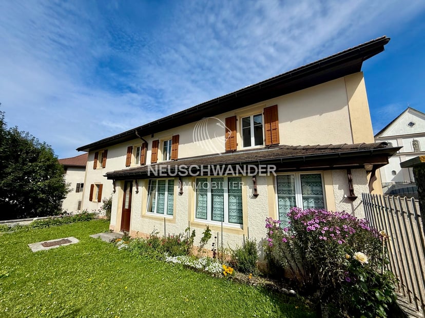 À Saignelégier immeuble avec 1 commerce et 4 logements à vendre - photo 1